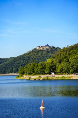 Waldeck Şatosu manzarası. Waldeck Kalesi. Waldeck yakınlarında eski bir kale kompleksi..
