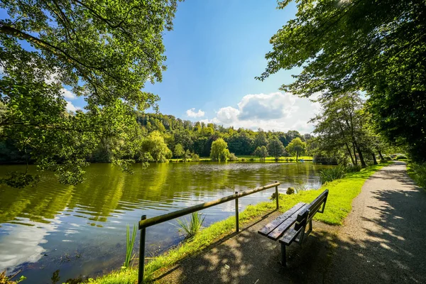Bad Wuennenberg 'deki spa parkındaki kürek göleti manzarası. Şehirde dinlenme alanı.