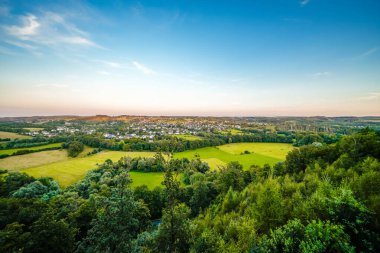 Moehnetal 'deki Skywalk' tan görüntü. Çevredeki manzarayla ilgili görüş.