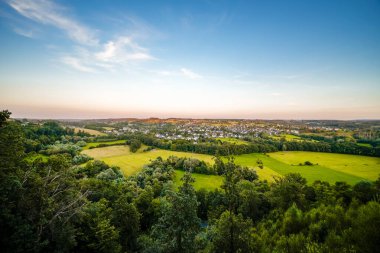 Moehnetal 'deki Skywalk' tan görüntü. Çevredeki manzarayla ilgili görüş.