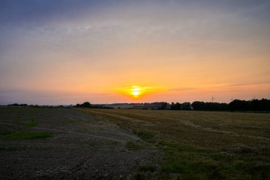 Sahada gün batımı. Akşamları manzara.