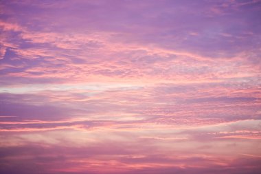 Gökyüzünde gün batımı pastel renklerde. Akşamları bulutlu mor ve pembe bir gökyüzü. Doğa arkaplanı.