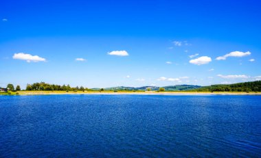 Sorpe Gölü ve çevre manzarası. Arnsberg yakınlarındaki Sorpe Barajı 'nda Doğa.
