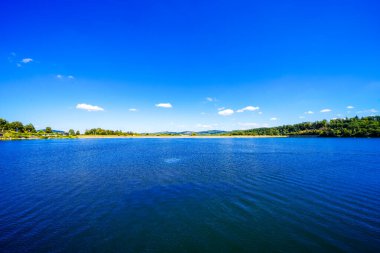 Sorpe Gölü ve çevre manzarası. Arnsberg yakınlarındaki Sorpe Barajı 'nda Doğa.