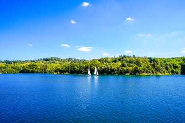 Sorpe Gölü ve çevre manzarası. Arnsberg yakınlarındaki Sorpe Barajı 'nda Doğa.
