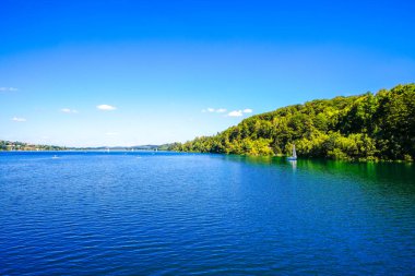 Sorpe Gölü ve çevre manzarası. Arnsberg yakınlarındaki Sorpe Barajı 'nda Doğa.