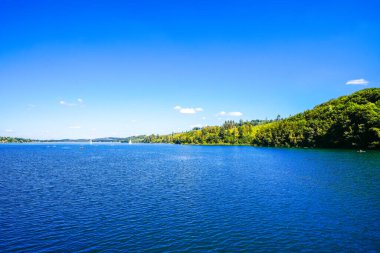 Sorpe Gölü ve çevre manzarası. Arnsberg yakınlarındaki Sorpe Barajı 'nda Doğa.