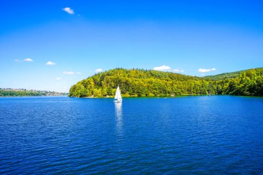 Sorpe Gölü ve çevre manzarası. Arnsberg yakınlarındaki Sorpe Barajı 'nda Doğa.