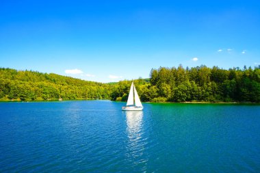 Sorpe Gölü ve çevre manzarası. Arnsberg yakınlarındaki Sorpe Barajı 'nda Doğa.