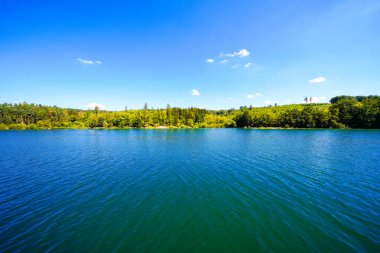 Sorpe Gölü ve çevre manzarası. Arnsberg yakınlarındaki Sorpe Barajı 'nda Doğa.