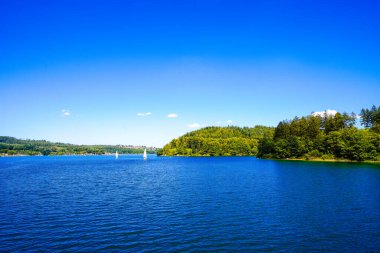 Sorpe Gölü ve çevre manzarası. Arnsberg yakınlarındaki Sorpe Barajı 'nda Doğa.