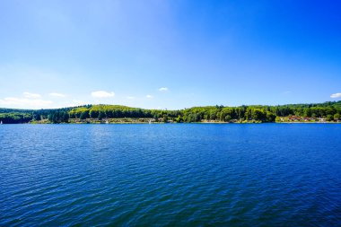Sorpe Gölü ve çevre manzarası. Arnsberg yakınlarındaki Sorpe Barajı 'nda Doğa.