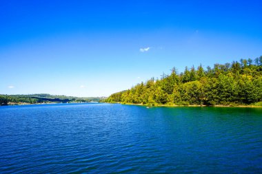 Sorpe Gölü ve çevre manzarası. Arnsberg yakınlarındaki Sorpe Barajı 'nda Doğa.