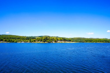 Sorpe Gölü ve çevre manzarası. Arnsberg yakınlarındaki Sorpe Barajı 'nda Doğa.
