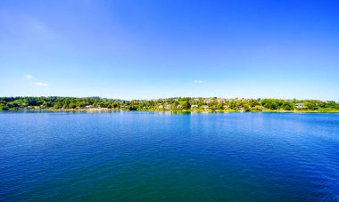 Sorpe Gölü ve çevre manzarası. Arnsberg yakınlarındaki Sorpe Barajı 'nda Doğa.