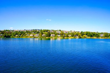 Sorpe Gölü ve çevre manzarası. Arnsberg yakınlarındaki Sorpe Barajı 'nda Doğa.