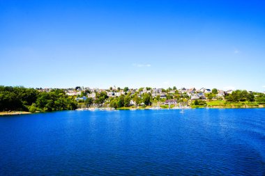 Sorpe Gölü ve çevre manzarası. Arnsberg yakınlarındaki Sorpe Barajı 'nda Doğa.