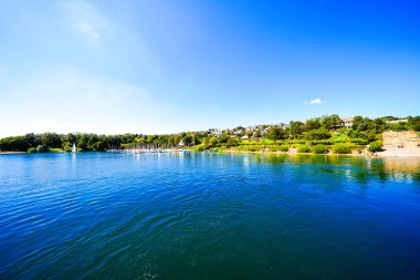 Sorpe Gölü ve çevre manzarası. Arnsberg yakınlarındaki Sorpe Barajı 'nda Doğa.