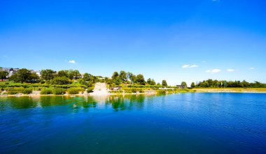 Sorpe Gölü ve çevre manzarası. Arnsberg yakınlarındaki Sorpe Barajı 'nda Doğa.