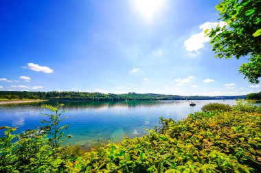 Sorpe Gölü ve çevre manzarası. Arnsberg yakınlarındaki Sorpe Barajı 'nda Doğa.
