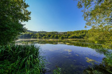Keddinghausen yakınlarındaki rezervuarın ve çevrenin manzarası. Bueren yakınlarındaki göl manzarası. Keddinghaeuser Gölü.