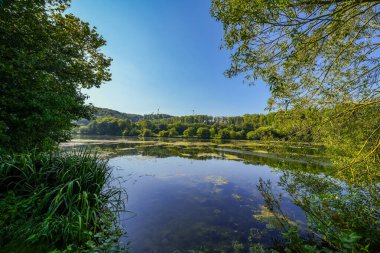 Keddinghausen yakınlarındaki rezervuarın ve çevrenin manzarası. Bueren yakınlarındaki göl manzarası. Keddinghaeuser Gölü.