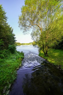 Keddinghausen yakınlarındaki rezervuarın ve çevrenin manzarası. Bueren yakınlarındaki göl manzarası. Keddinghaeuser Gölü.