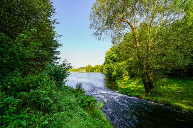 Keddinghausen yakınlarındaki rezervuarın ve çevrenin manzarası. Bueren yakınlarındaki göl manzarası. Keddinghaeuser Gölü.