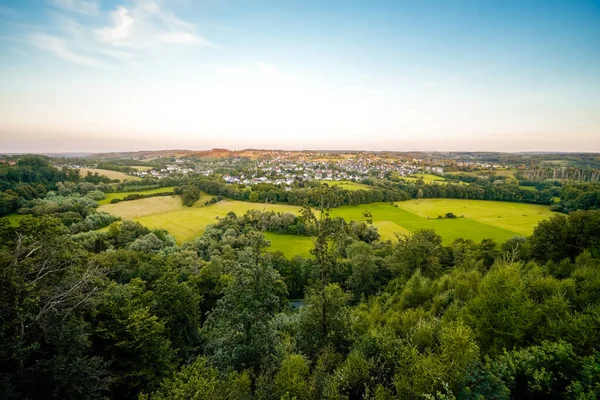 Moehnetal 'deki Skywalk' tan görüntü. Çevredeki manzarayla ilgili görüş.