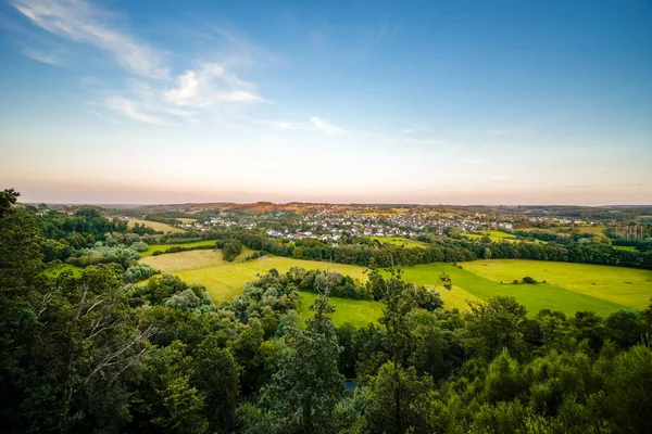 Moehnetal 'deki Skywalk' tan görüntü. Çevredeki manzarayla ilgili görüş.