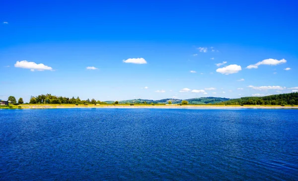 Sorpe Gölü ve çevre manzarası. Arnsberg yakınlarındaki Sorpe Barajı 'nda Doğa.
