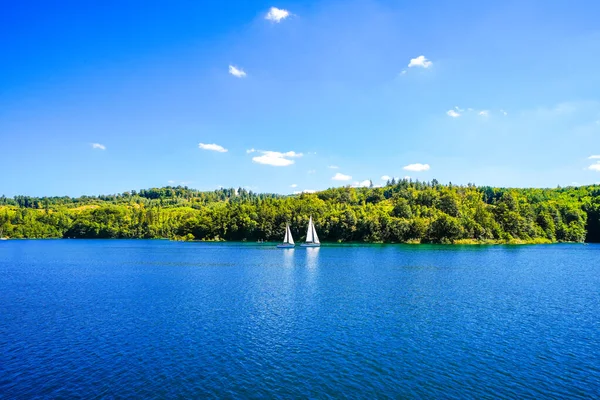Sorpe Gölü ve çevre manzarası. Arnsberg yakınlarındaki Sorpe Barajı 'nda Doğa.