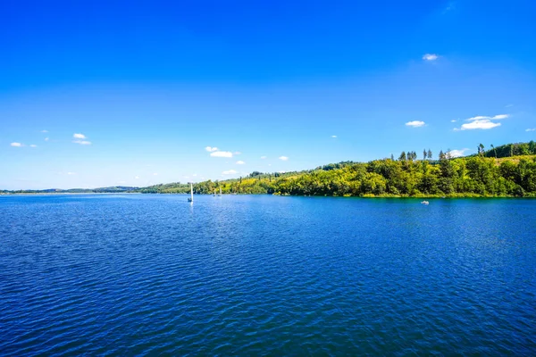 Sorpe Gölü ve çevre manzarası. Arnsberg yakınlarındaki Sorpe Barajı 'nda Doğa.