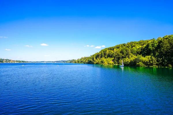 Sorpe Gölü ve çevre manzarası. Arnsberg yakınlarındaki Sorpe Barajı 'nda Doğa.