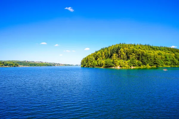 Sorpe Gölü ve çevre manzarası. Arnsberg yakınlarındaki Sorpe Barajı 'nda Doğa.