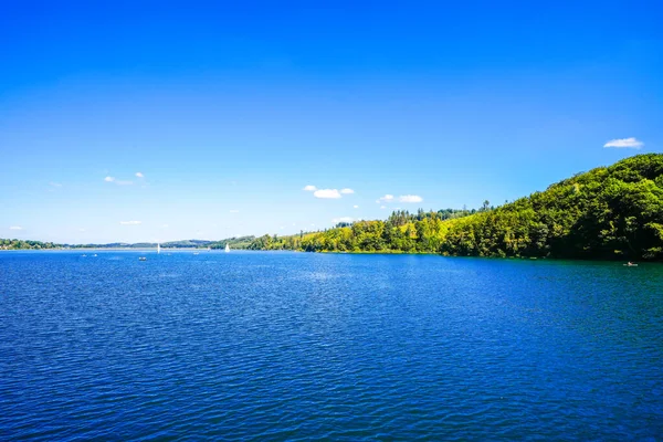Sorpe Gölü ve çevre manzarası. Arnsberg yakınlarındaki Sorpe Barajı 'nda Doğa.