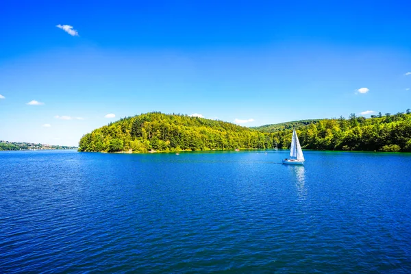 Sorpe Gölü ve çevre manzarası. Arnsberg yakınlarındaki Sorpe Barajı 'nda Doğa.