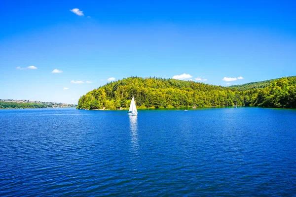 Sorpe Gölü ve çevre manzarası. Arnsberg yakınlarındaki Sorpe Barajı 'nda Doğa.