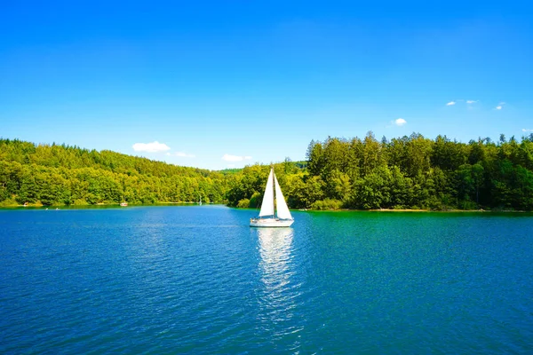 Sorpe Gölü ve çevre manzarası. Arnsberg yakınlarındaki Sorpe Barajı 'nda Doğa.