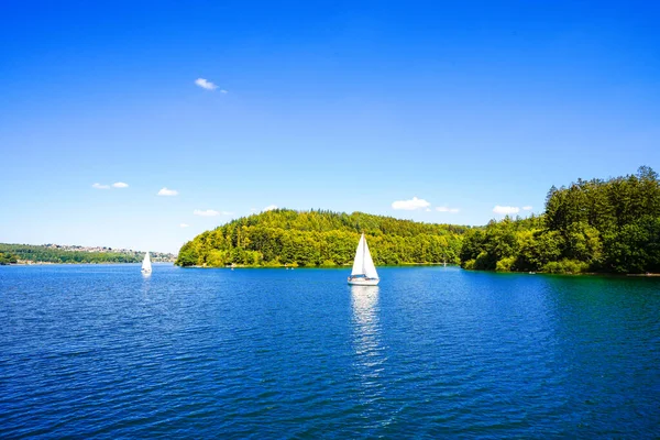 Sorpe Gölü ve çevre manzarası. Arnsberg yakınlarındaki Sorpe Barajı 'nda Doğa.