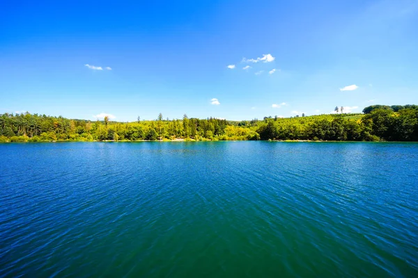 Sorpe Gölü ve çevre manzarası. Arnsberg yakınlarındaki Sorpe Barajı 'nda Doğa.