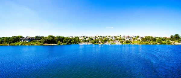 Sorpe Gölü ve çevre manzarası. Arnsberg yakınlarındaki Sorpe Barajı 'nda Doğa.