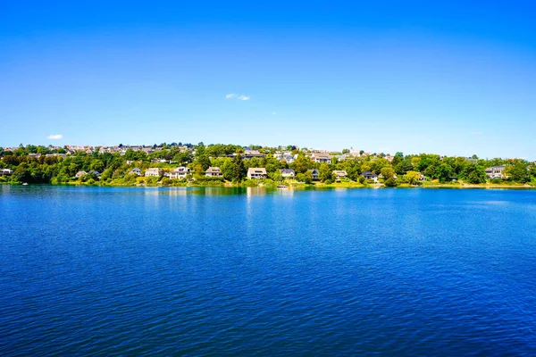 Sorpe Gölü ve çevre manzarası. Arnsberg yakınlarındaki Sorpe Barajı 'nda Doğa.