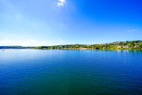 Sorpe Gölü ve çevre manzarası. Arnsberg yakınlarındaki Sorpe Barajı 'nda Doğa.