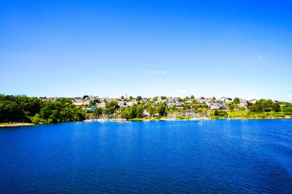Sorpe Gölü ve çevre manzarası. Arnsberg yakınlarındaki Sorpe Barajı 'nda Doğa.