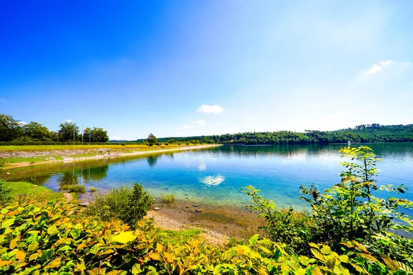 Sorpe Gölü ve çevre manzarası. Arnsberg yakınlarındaki Sorpe Barajı 'nda Doğa.