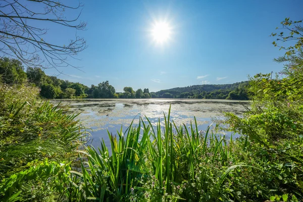 Keddinghausen yakınlarındaki rezervuarın ve çevrenin manzarası. Bueren yakınlarındaki göl manzarası. Keddinghaeuser Gölü.