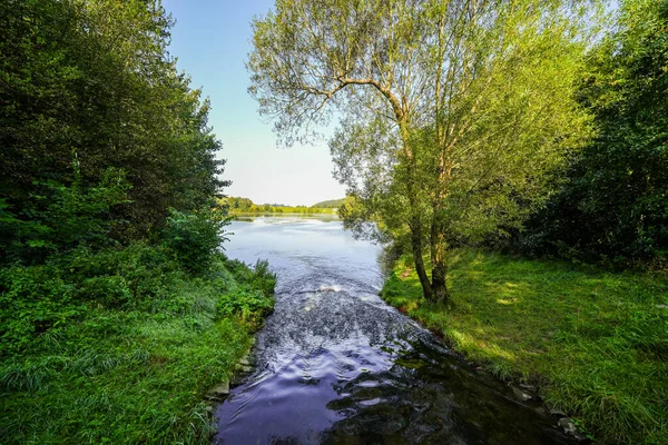 Keddinghausen yakınlarındaki rezervuarın ve çevrenin manzarası. Bueren yakınlarındaki göl manzarası. Keddinghaeuser Gölü.