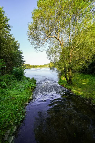 Keddinghausen yakınlarındaki rezervuarın ve çevrenin manzarası. Bueren yakınlarındaki göl manzarası. Keddinghaeuser Gölü.