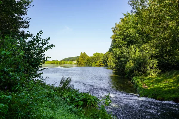 Keddinghausen yakınlarındaki rezervuarın ve çevrenin manzarası. Bueren yakınlarındaki göl manzarası. Keddinghaeuser Gölü.